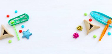 Ahşap beyaz arka planda Purim bayramı konsepti (Yahudi karnaval tatili). Üst manzara, düz uzanma