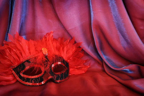 Foto Elegante Delicada Máscara Veneciana Sobre Fondo Seda Roja — Foto de Stock