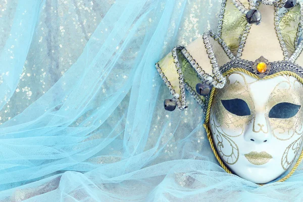 Photo Elegant Delicate Venetian Mask Pastel Blue Gold Chiffon Background — Stock Photo, Image