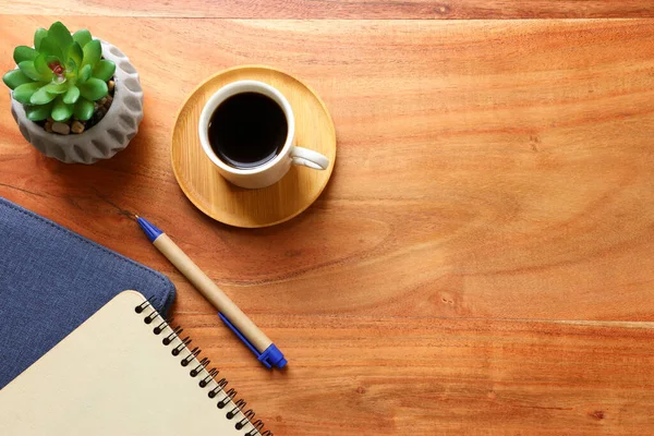 Träkontorsbord Med Kopp Kaffe Och Förnödenheter Ovanifrån — Stockfoto