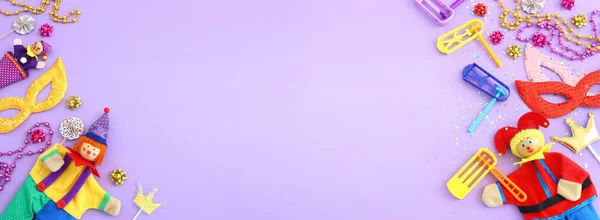 在木制紫色背景之上的纯色庆祝概念 犹太人狂欢节 — 图库照片