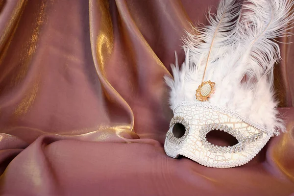 Photo Elegant Delicate White Venetian Mask Gold Silk Background — Stock Photo, Image