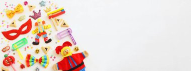 Ahşap beyaz arka planda Purim bayramı konsepti (Yahudi karnaval tatili). Üst manzara, düz uzanma