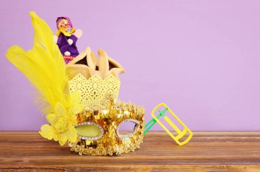 Ahşap masa üzerinde Purim bayramı konsepti (Yahudi karnavalı bayramı)