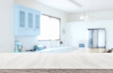 Boş masa tahtası ve odaklanmış modern mutfak arka planı. ürün görüntüleme konsepti
