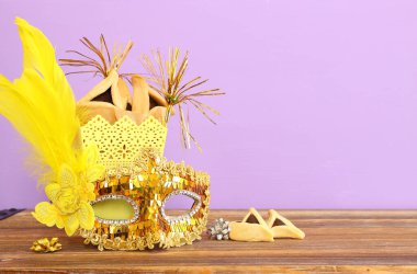 Ahşap masa üzerinde Purim bayramı konsepti (Yahudi karnavalı bayramı)