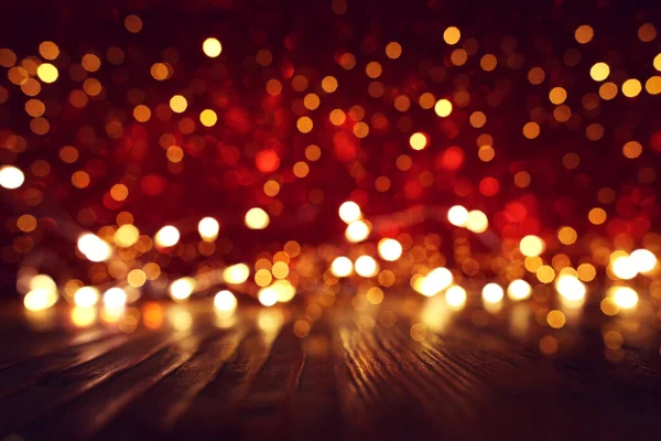 バレンタインデーの前に素朴なテーブルを空にしたり 金色のライトでクリスマスの輝きボケの背景 プロダクトディスプレイモンタージュの準備 — ストック写真