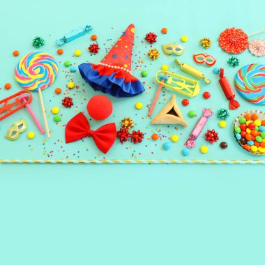 Purim bayramı konsepti (Yahudi karnavalı bayramı) mavi arka planda. Üst Manzara Düz Yat