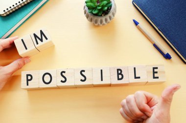 İnsan, imkansız metinle ahşap küpleri tutarak 