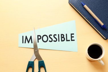 Erkek el ele tutuşma kartı. İmkânsız mesajla. Kelimeyi kesip mümkün kılmak. Başarı ve meydan okuma konsepti.