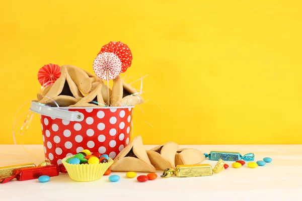 普林庆祝的概念 犹太人狂欢节 火腿饼干和糖果在木制桌子上 — 图库照片