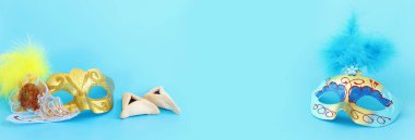 Pastel mavi arka plan üzerinde Purim bayramı konsepti (Yahudi karnavalı bayramı)