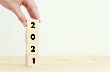 2021 konsepti. Tahta masadaki küpleri