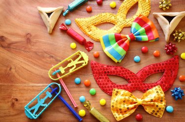 Ahşap arka planda Purim bayramı konsepti (Yahudi karnavalı tatili). Üst manzara, düz uzanma