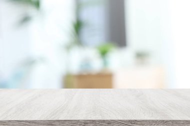 Oturma odasındaki kanepenin önündeki tahta boş masa. Ürün gösterimi ve sunumu için