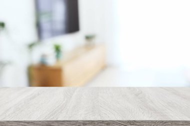Oturma odasının önündeki tahta boş masa. Ürün gösterimi ve sunumu için