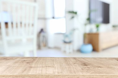 Oturma odasının önündeki tahta boş masa. Ürün gösterimi ve sunumu için