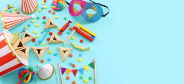 Purim bayramı konsepti (Yahudi karnavalı bayramı) mavi arka planda. en üstteki görünüm