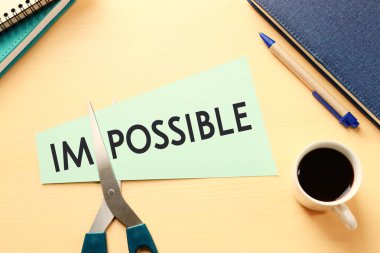 Erkek el ele tutuşma kartı. İmkânsız mesajla. Kelimeyi kesip mümkün kılmak. Başarı ve meydan okuma konsepti.