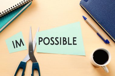 Erkek el ele tutuşma kartı. İmkânsız mesajla. Kelimeyi kesip mümkün kılmak. Başarı ve meydan okuma konsepti.