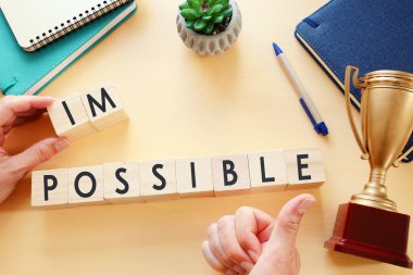 İnsan, imkansız metinle ahşap küpleri tutarak 