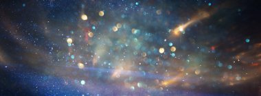 Soyut mavi, altın ve siyah parıltılı ışıkların arkaplanı. Odaklanamadı