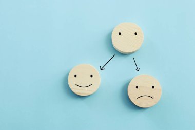 Tatmin olma seviyesini kavra. Duygulu ahşap küpler