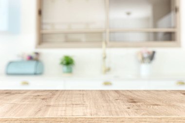 Boş masa tahtası ve odaklanmış modern mutfak arka planı. ürün görüntüleme konsepti