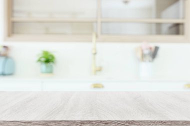 Boş masa tahtası ve odaklanmış modern mutfak arka planı. ürün görüntüleme konsepti