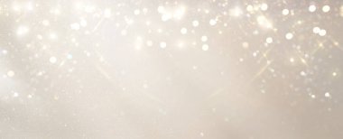 Pırıl pırıl ışıklar arka plan. Gümüş, altın ve beyaz. Odaklanmamış