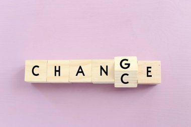 Tahta küpün en üstteki görüntüsü kelime değişikliğiyle şans, zihniyet değişikliği, kişisel gelişim ve büyüme kavramı.