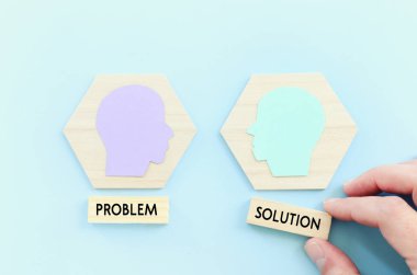 Bir fikri ortaya çıkarma, yaratıcılık sürecinde doğru çözümü bulma fikri. Takım çalışması ve beyin fırtınası.