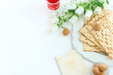 Pesah kutlama konsepti (Musevi Hamursuz Bayramı). İbranice yazılmış geleneksel kitap: Hamursuz Bayramı Haggadah (Fısıh Masalı))