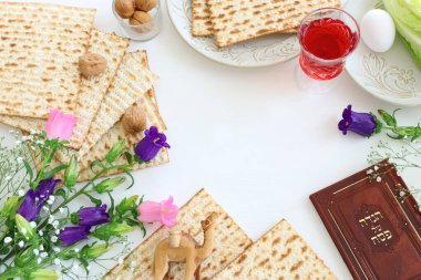 Pesah kutlama konsepti (Musevi Hamursuz Bayramı). İbranice yazılmış geleneksel kitap: Hamursuz Bayramı Haggadah (Fısıh Masalı))