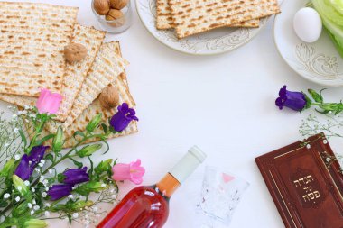 Pesah kutlama konsepti (Musevi Hamursuz Bayramı). İbranice yazılmış geleneksel kitap: Hamursuz Bayramı Haggadah (Fısıh Masalı))