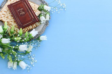 Pesah kutlama konsepti (Musevi Hamursuz Bayramı). İbranice yazılmış geleneksel kitap: Hamursuz Bayramı Haggadah (Fısıh Masalı))