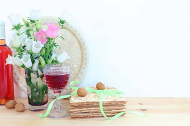 Fısıh arkaplanı. Cam şarap bardağı ve matzoh (Yahudi bayramı ekmeği))