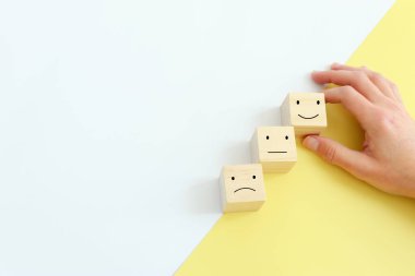 Tatmin olma seviyesini kavra. Duygulu ahşap küpler