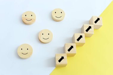 Büyüme başarı süreci kavramı. Ok sembollü el seçimi küpü