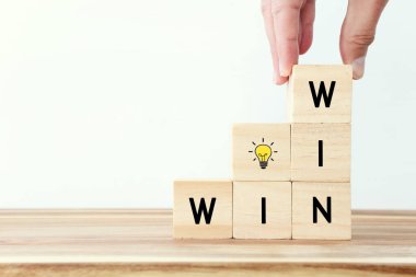 Tahta küplerle yazı kazan-kazan durumu. Strateji ve iş konsepti