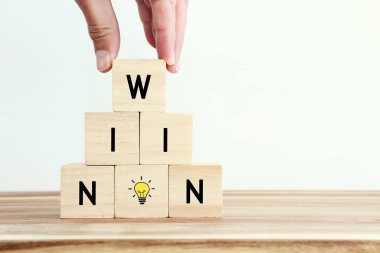 Tahta küplerle yazı kazan-kazan durumu. Strateji ve iş konsepti