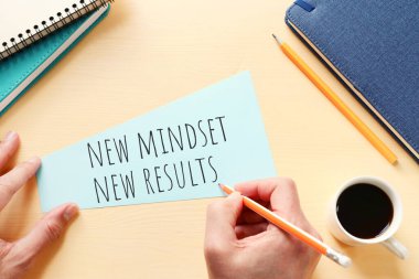 Yeni bir zihniyetle konsept görüntü yeni sonuçlar metni. Ofis tablosunun üst görünümü