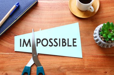 Erkek el ele tutuşma kartı. İmkânsız mesajla. Kelimeyi kesip mümkün kılmak. Başarı ve meydan okuma konsepti.