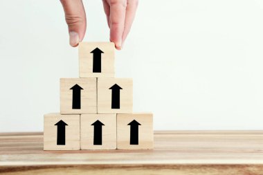 Büyüme başarı süreci kavramı. ok sembollü küp