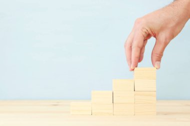 Harita ya da merdiven olarak ahşap blokları elle düzenleme. büyüme ve başarı kavramı