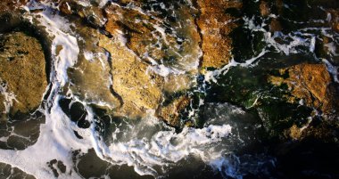 Su dalgalarının soyut arkaplanı girdaplar ve dalgalanmalar yaratır