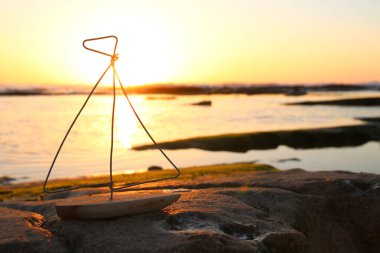 Günbatımı deniz ve sahil manzarasının önünde yelkenli ile deniz konsepti