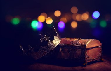 Altın hazine sandığının üzerinde güzel bir kraliçe ya da kral tacı resmi. Eski model filtrelenmiş. fantezi ortaçağ dönemi