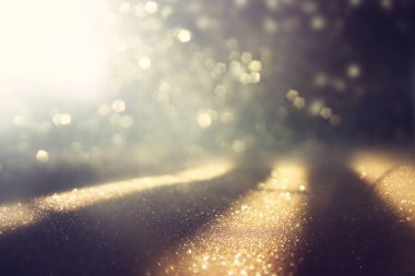 Soyut altın ve siyah parıltılı ışıkların arkaplanı. Odaklanamadı