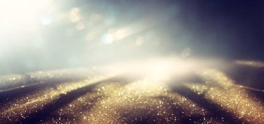 Soyut altın ve siyah parıltılı ışıkların arkaplanı. Odaklanamadı